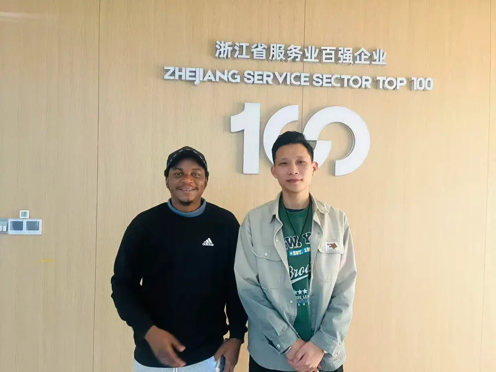Yutai team with customers — photo 4